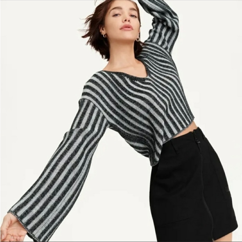 DKNY Flare-Sleeve V-Neck Cropped Sweater, M